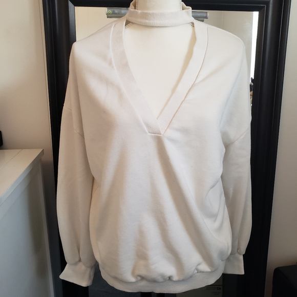 Lush white sweatshirt with peekaboo neckline - Picture 1 of 4